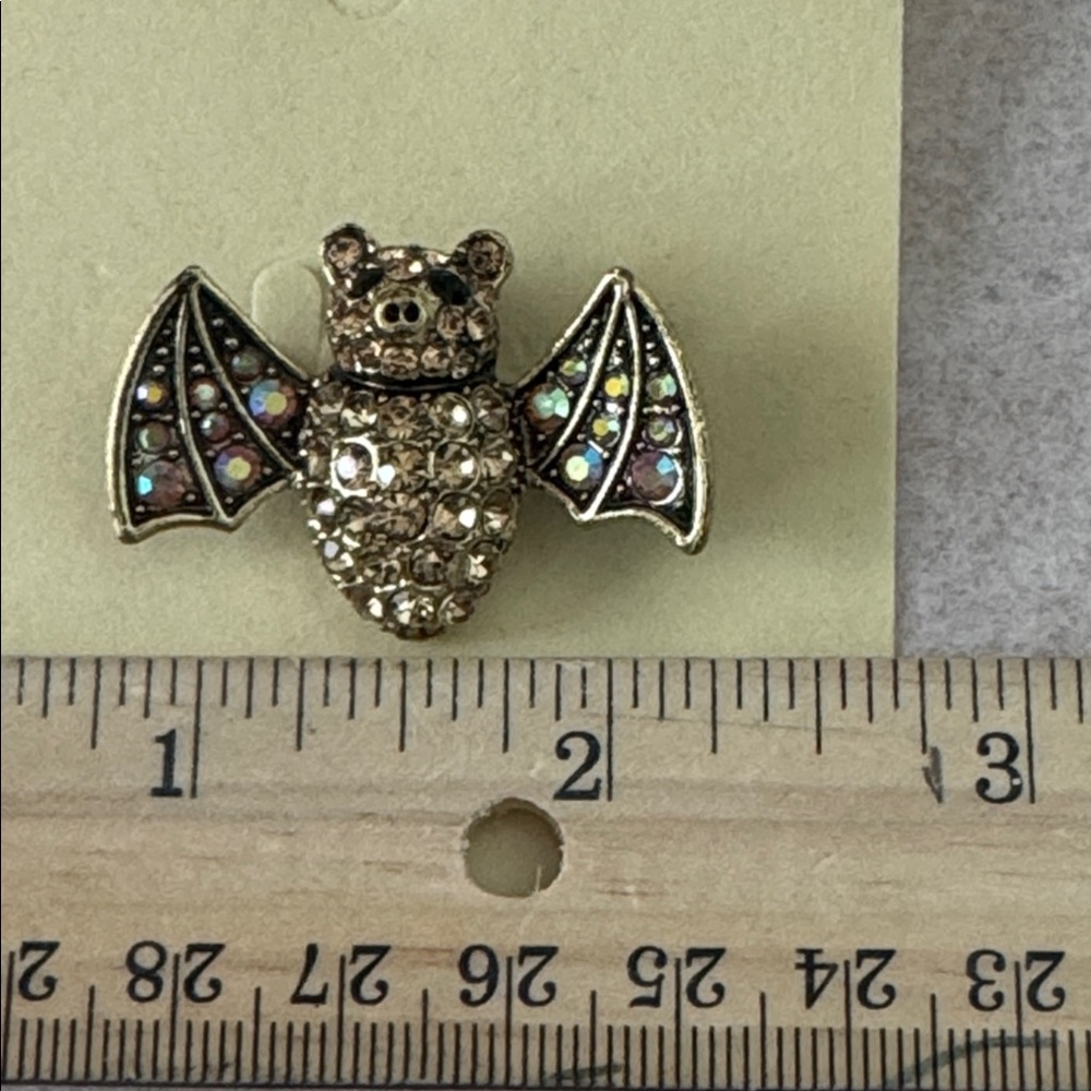 Crystal‎ Bat Brooch - Picture 4 of 5